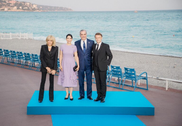 Presidente Abinader y Primera Dama son recibidos por el presidente Macron y su esposa en Cena de Gala