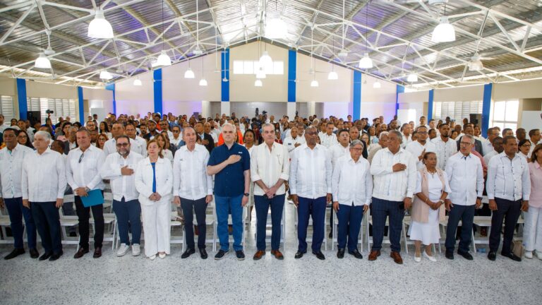 Abinader inaugura Liceo Experimental y Subcentro de la UASD que beneficiará 1,235 estudiantes y asfaltado de más de 8.6 kilómetros de calles en Constanza