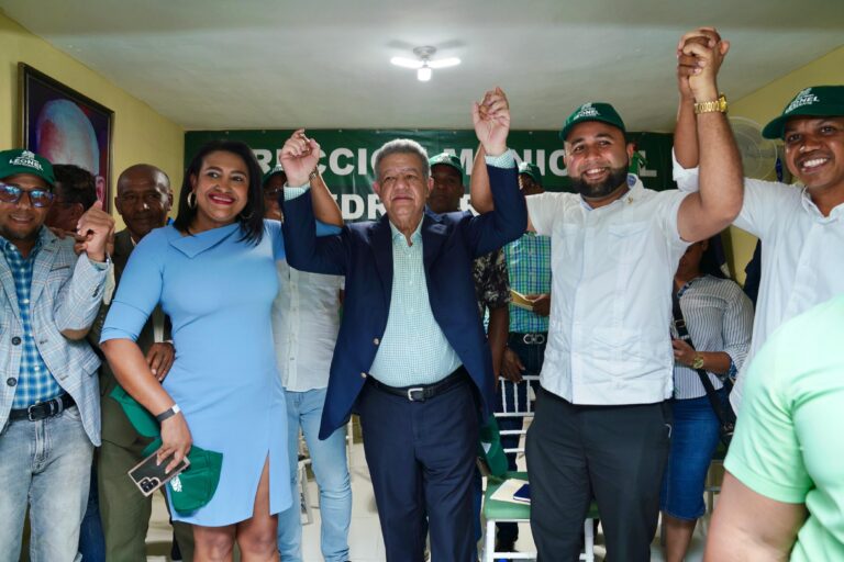 Regidor del PRM Enmanuel Gálvez y otros dirigentes se juramentan en la Fuerza del Pueblo con Leonel Fernández