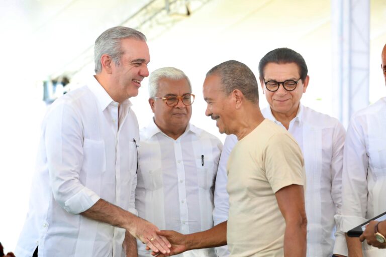 Presidente Abinader sigue entregando títulos de propiedad a familias necesitadas