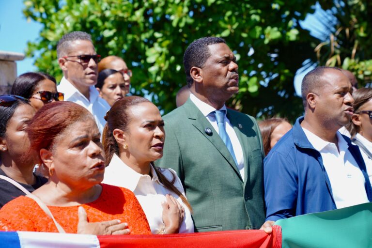 Maestros de la Fuerza del Pueblo rinden tributo a Juan Bosch por el Día del Maestro
