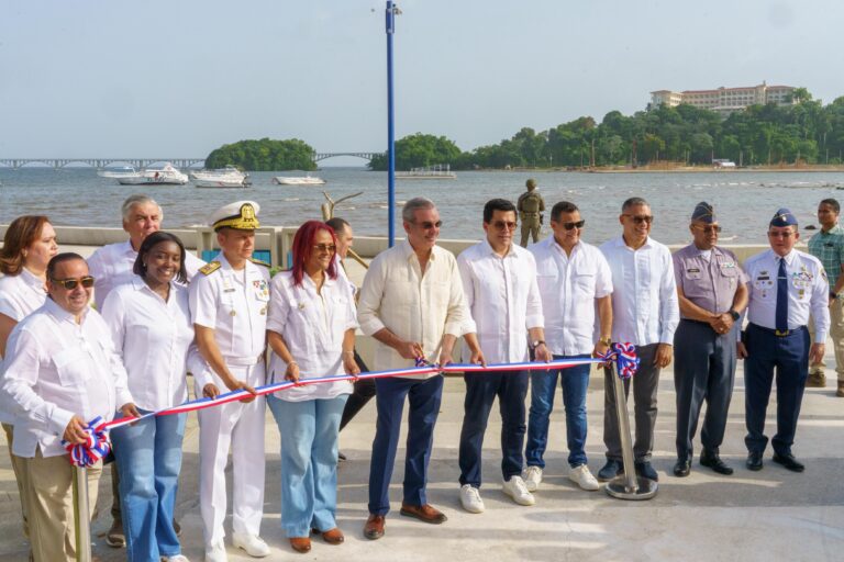 Presidente Abinader y ministro Collado inauguran reconstrucción de Malecón y otras obras en Samaná