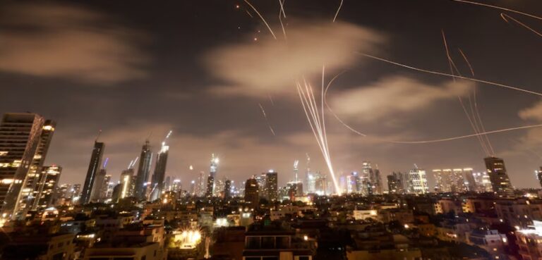 Alí Khamenei amenazó a Estados Unidos con “daños irreparables” y advirtió que Irán nunca se rendirá