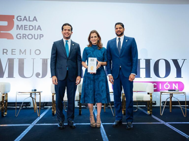 Ligia Bonetti recibe el galardón “Empresaria del Año” durante la tercera edición del Premio Mujer de Hoy