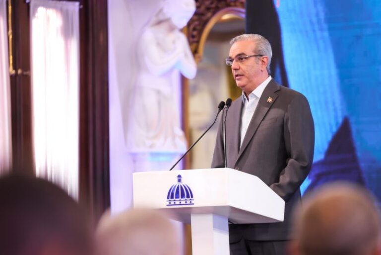 Reportaje- Abinader inaugura varias obras en provincia Duarte y se reúne con 300 jóvenes