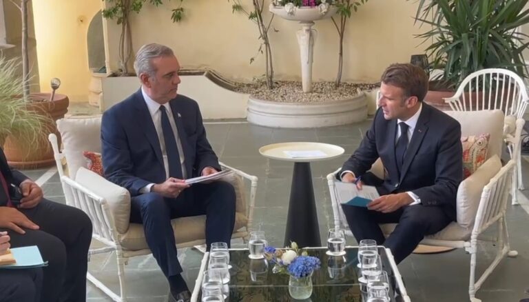 Presidente francés Emmanuel Macron manifiesta interés de su gobierno en financiar el tren metropolitano de SD y el plan integral de transporte del GSD