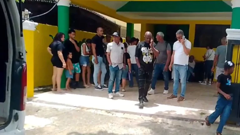 Matan un jovencito de 15 años  de un disparo cuando salía de su casa en Santiago