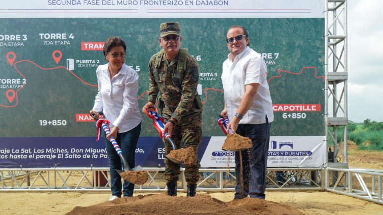 Ministros de la Presidencia y de Defensa dan primer palazo para iniciar segunda fase de la verja perimetral fronteriza en Dajabón