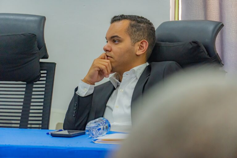 Regidores PRM en Santo Domingo Este rechazan evento en escuela donde se llevó a una charla a la «Profezorra», creadora contenido para adultos