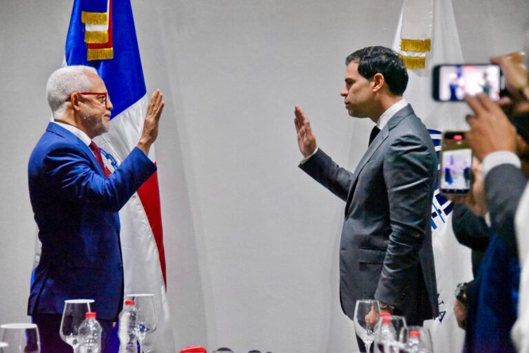 Roberto Angel Salcedo juramenta al nuevo presidente de la Comisión de Espectáculos Públicos y Radiofonía