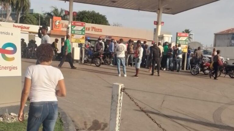 En una discusión por el turno para echar gasolina en una estación de combustibles se matan a tiros un civil y un policía