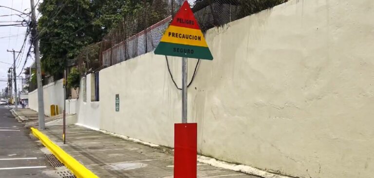 Alcaldía del Distrito Nacional coloca semáforos pluviales para proteger conductores y peatones en tiempos de lluvias