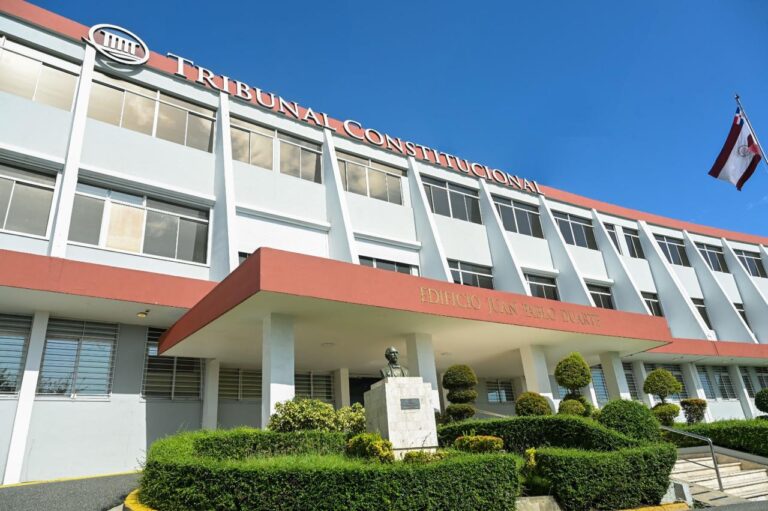 Tribunal Constitucional ratifica validez disposición que impide reelección en 2028