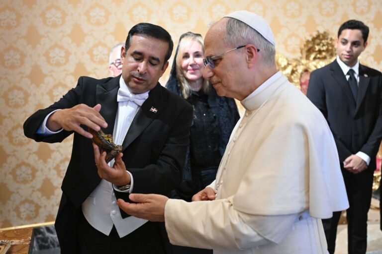 Embajador Víctor Suárez presenta Cartas Credenciales ante la Santa Sede