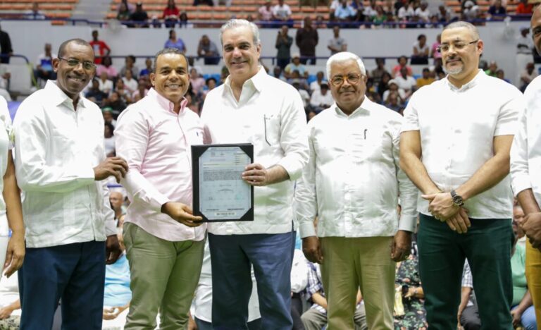 Presidente Abinader entrega 1,600 títulos de propiedad La Romana