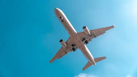 Tras once meses suspendidos, Venezuela reabre vuelos con República Dominicana