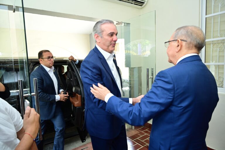 Reportaje- Danilo dice no quiere humillar a Abinader en debate sobre quién a construido más obras