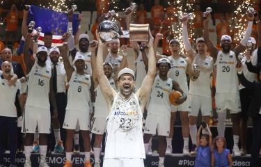 El Real Madrid tapona con temple y acierto al Valencia y se proclama campeón