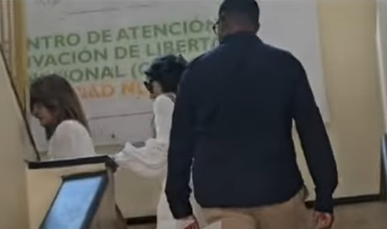 Esposa e hija de Antonio Espaillat lo visitan en su celda del Palacio de Justicia