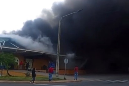 Se incendian varias naves del Merca Santo Domingo