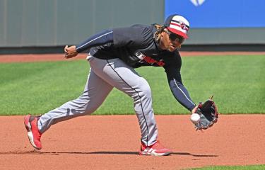 Guerrero Jr., y Ramírez abandonaron un tenso partido tras ser golpeados