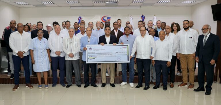 Ministro Kelvin Cruz entrega 220 millones para la preparación de atletas para los Juegos Santo Domingo 2026