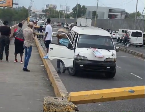Caen cinco postes del tendido eléctrico en el Puente de la 17; se produce tremendo taponamiento