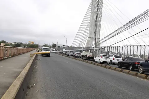El puente de la 17, otra vez, es noticia; Cayeron cinco postes de luz; no hay tránsito
