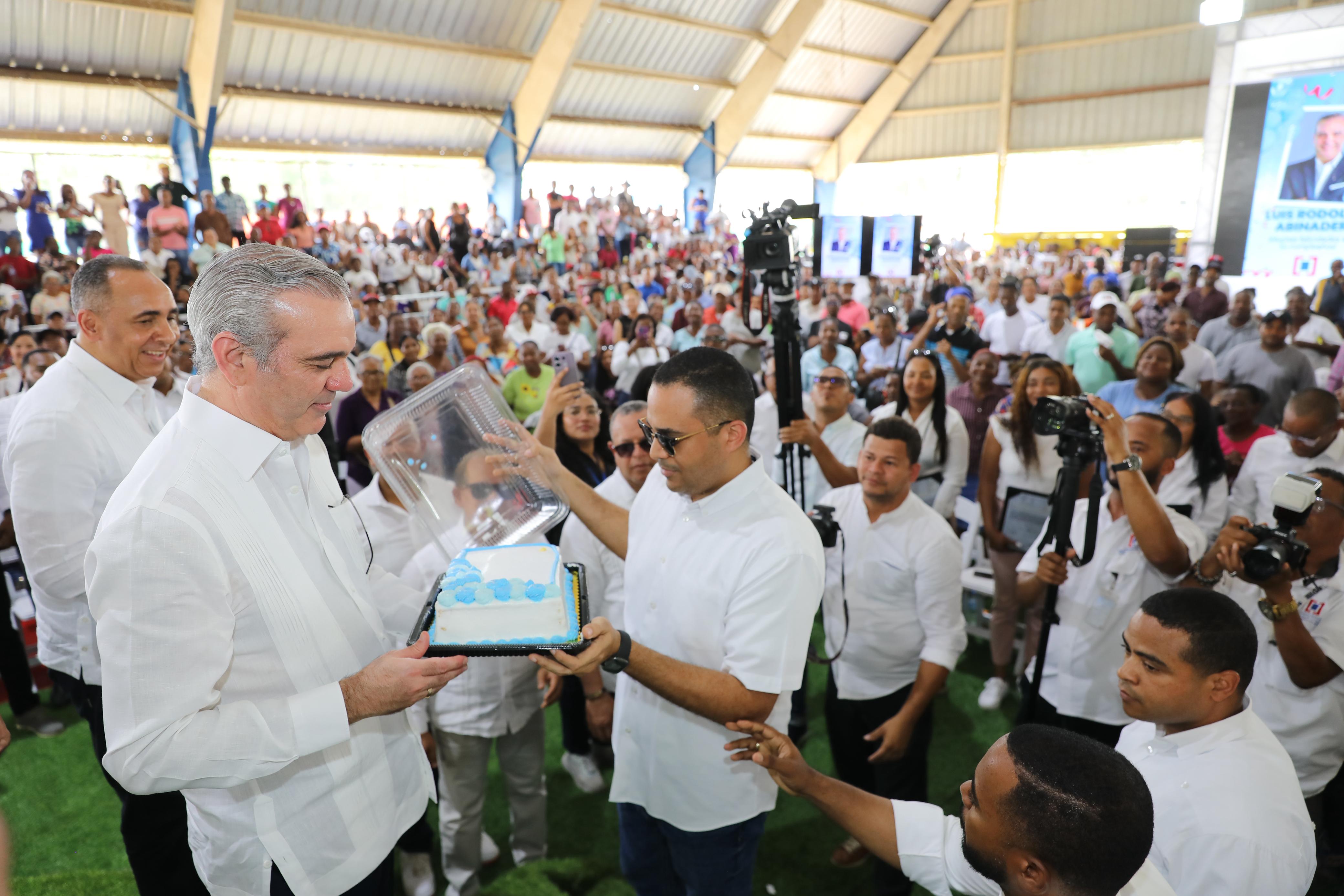 Presidente Abinader celebra cumpleaños entregando títulos de propiedad a 1,800 familias en el municipio de Quisqueya