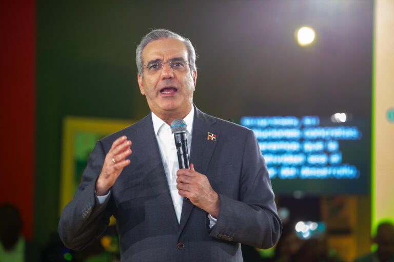 Reportaje- Oficialismo y oposición difieren sobre resultados 5 años gobiernos PRM, población no está contenta