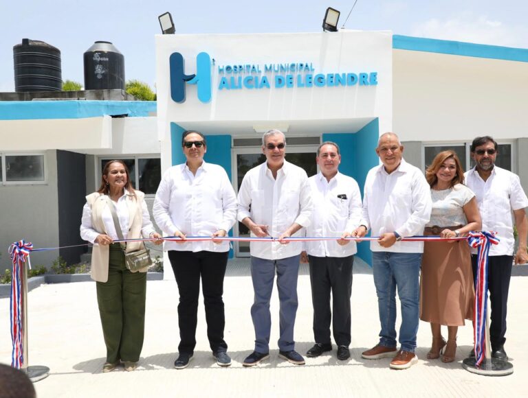 Presidente Abinader inaugura varias obras en la provincia Duarte y sostiene diálogo con la juventud
