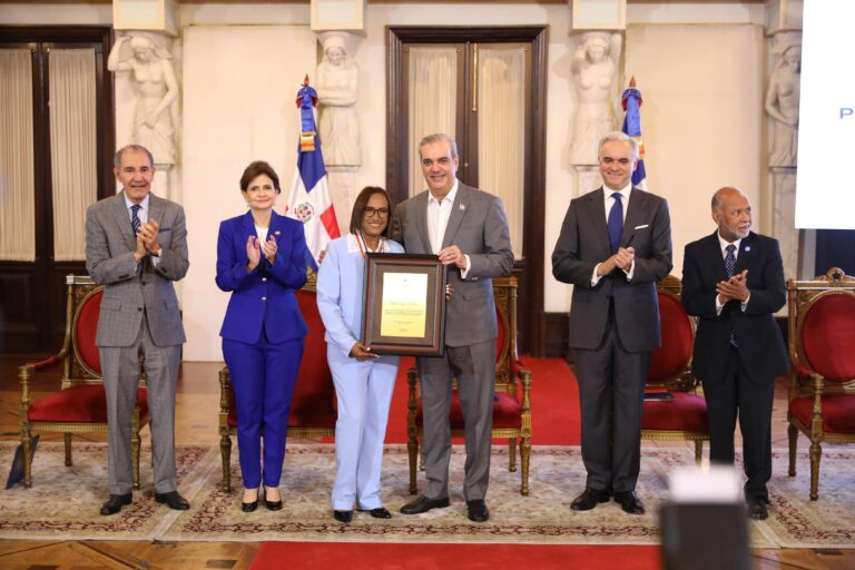 Presidente Abinader entrega a tres profesores el Premio a la Excelencia Magisterial 2025