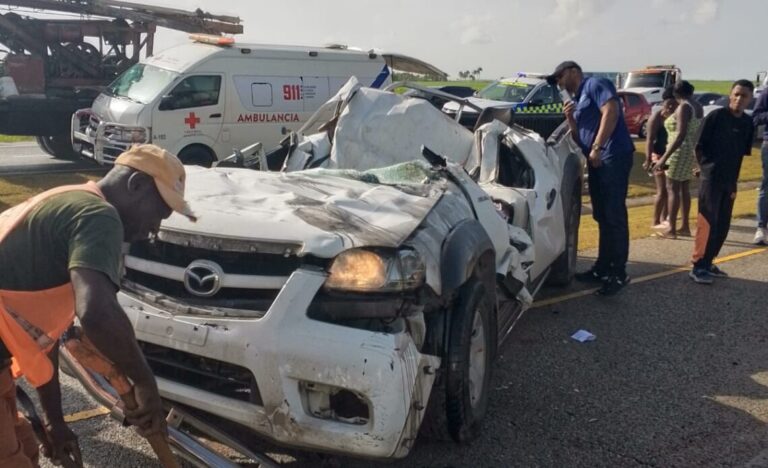 Dos personas mueren y cuatro resultan heridas en accidente de tránsito en autopista del Coral