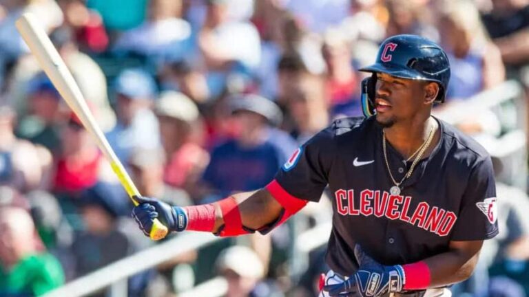 Angel Martínez se destaca en el triunfo de los Guardianes de Cleveland