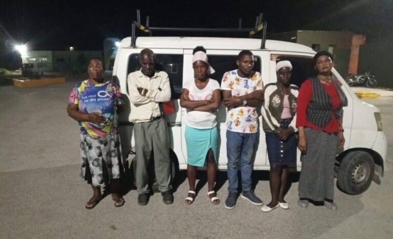 Ejército apresa una mujer llevaba a 11 haitianos indocumentados en un minibús en Bahoruco