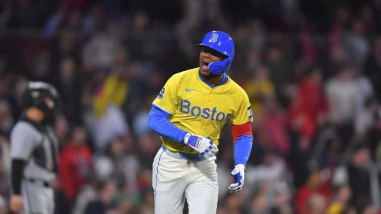 Boston remonta y sigue encendido con su racha ganadora