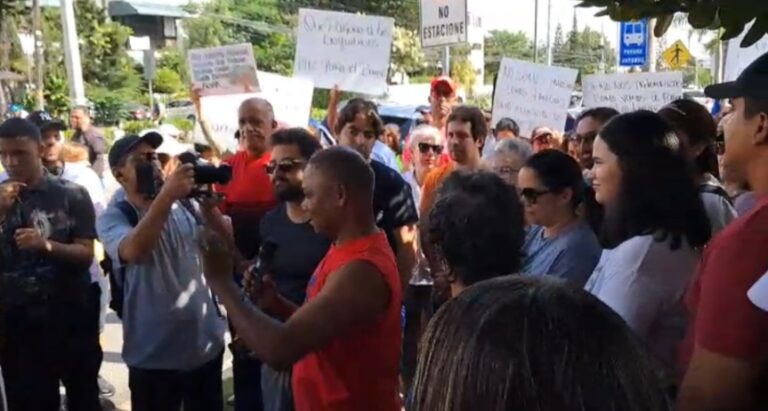 Grupos sociales protestan en el Jardín Botánico contra los planes de mutiliación del Gobierno