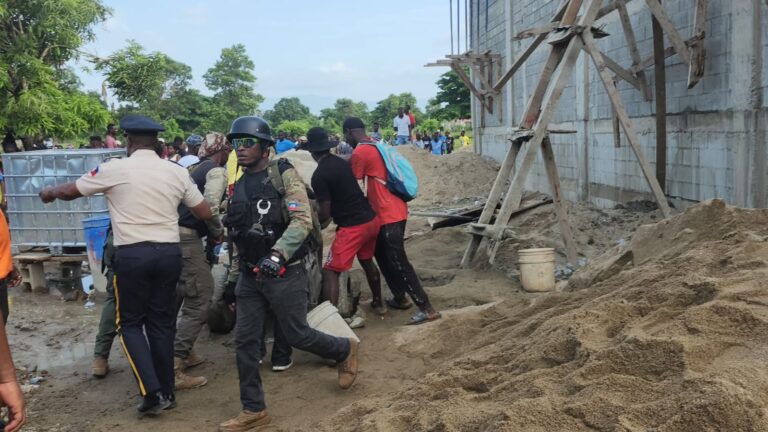 Mueren ocho personas y varias resultan heridas al derrumbarse el techo de una obra de construcción en Juana Méndez, Haití