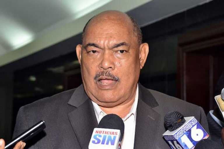 Alburquerque dice funcionarios-precandidatos estaban asaltando el Estado; llenaron nóminas de botellas