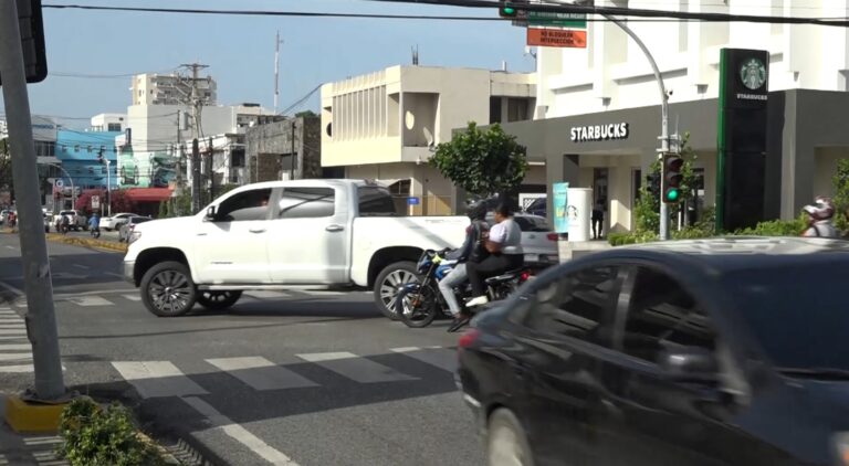 Reportaje- Inicio medida «no doble a la izquierda» provoca controversia a favor y en contra