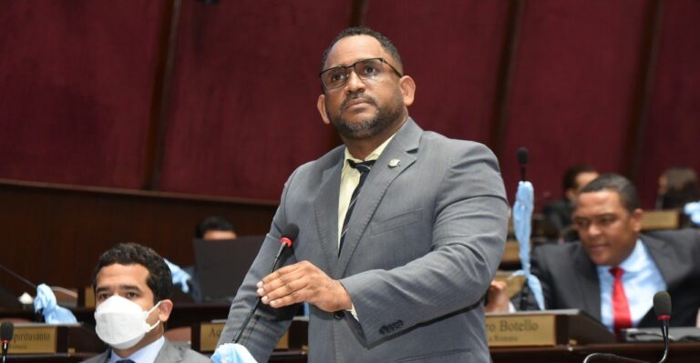 Diputado denuncia una persecución en su contra de parte de agentes policiales; espera que no haya una desgracia