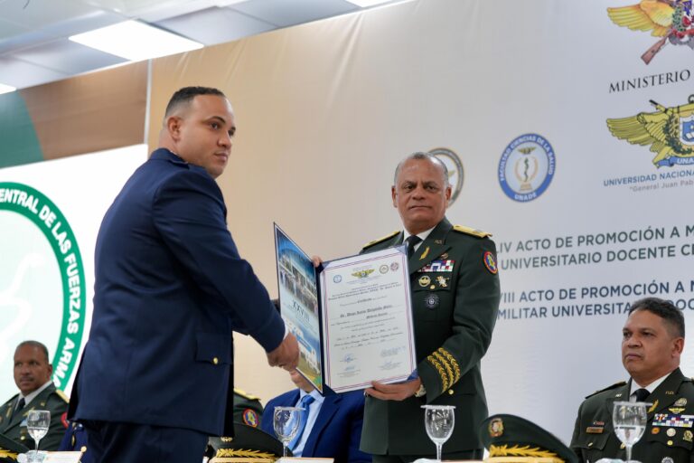 Ministerio de Defensa gradúa 192 nuevos médicos especialistas en hospitales militares universitarios