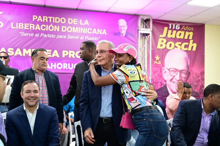 Danilo Medina encabeza masiva asamblea del PLD en Bahoruco y llama a “salir a buscar el poder en las calles”