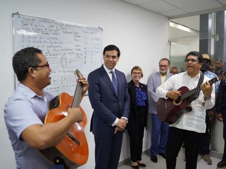 Roberto Ángel Salcedo y Dío Astacio supervisan funcionamiento de nueva Escuela de Bellas Artes en Santo Domingo Este