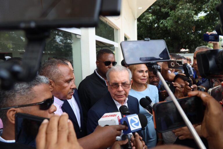 Danilo Medina considera  que República Dominicana es un país pobre y no puede cargar con Haití