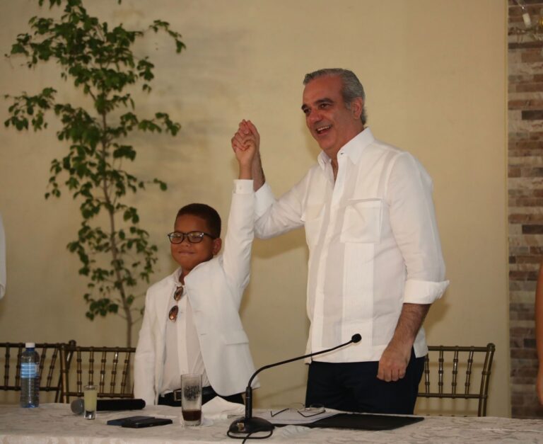 Presidente Abinader sostiene encuentro con más de 300 jóvenes de Azua para escuchar sus inquietudes y presentar oportunidades de desarrollo