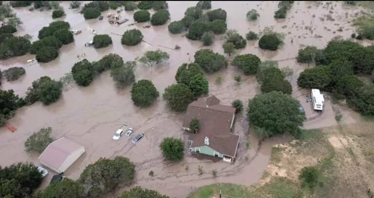 Pasan de cien los muertos por las inundaciones en Texas; autoridades siguen buscando más cadáveres