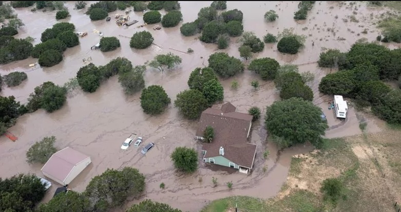 Pasan de cien los muertos por las inundaciones en Texas; autoridades siguen buscando más cadáveres
