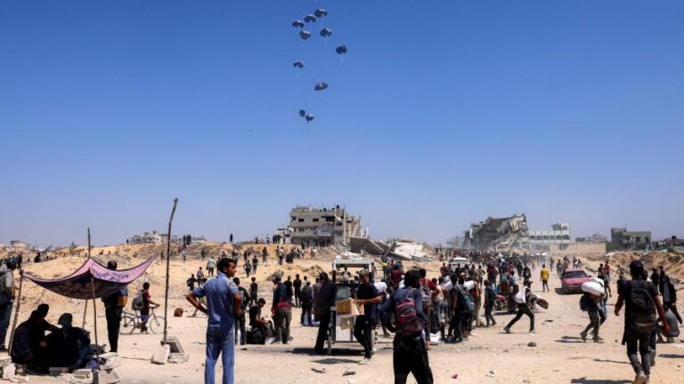 Israel anuncia pausa parcial de los combates en Gaza y los primeros camiones con ayuda cruzan la frontera