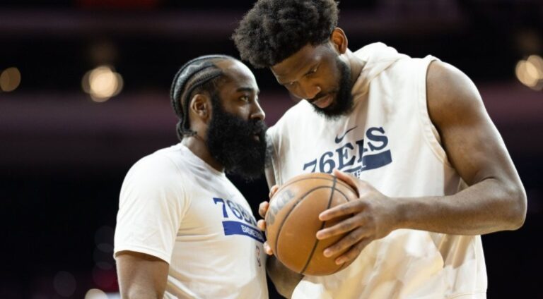 Joel Embiid, ‘castigado’ por James Harden